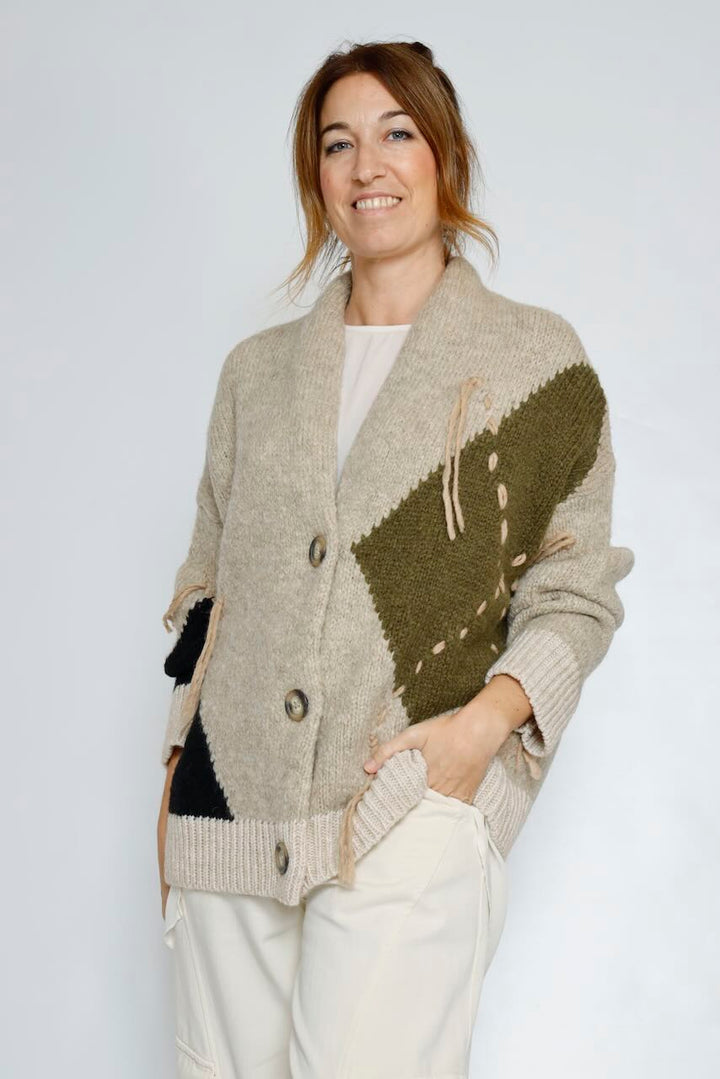 CHAQUETA PUNTO BEIGE/VERDE/NEGRO MILITAR OVERSIZE ROMBOS A26LT505