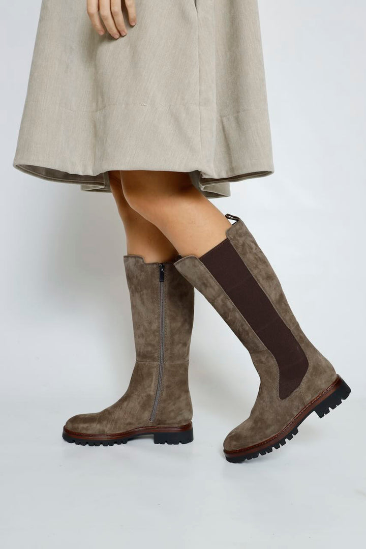 BOTA MEDIA CAÑA TAUPE CON SUELA TRACK 56991125