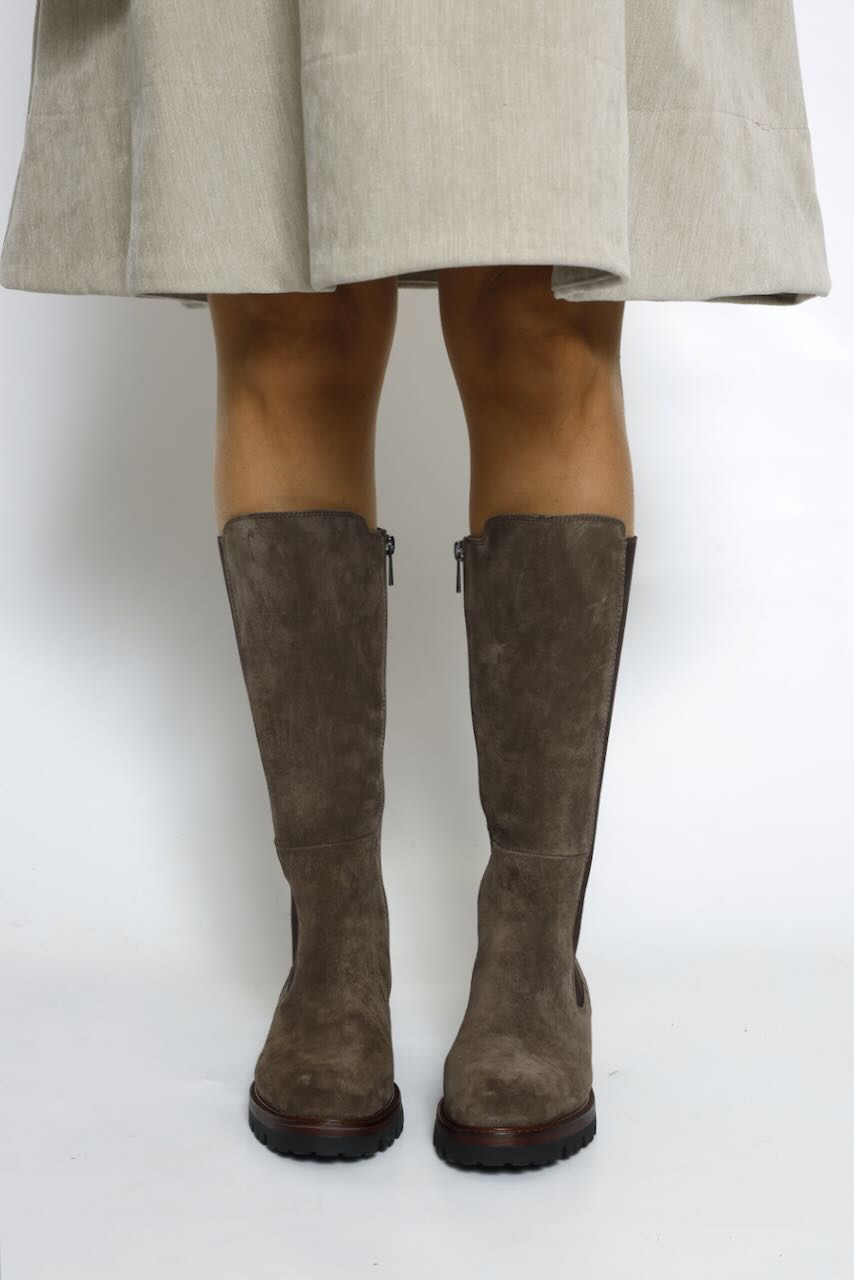 BOTA MEDIA CAÑA TAUPE CON SUELA TRACK 56991125
