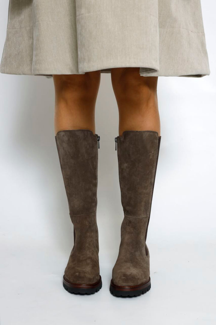 BOTA MEDIA CAÑA TAUPE CON SUELA TRACK 56991125