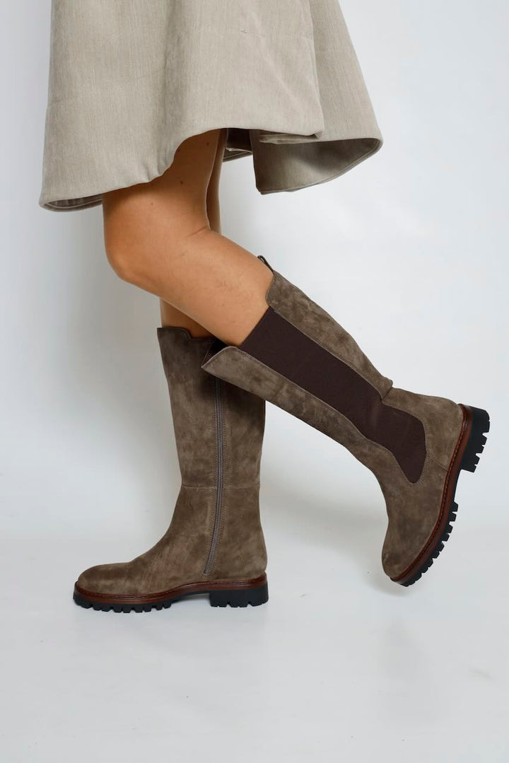 BOTA MEDIA CAÑA TAUPE CON SUELA TRACK 56991125