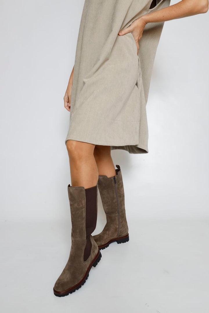 BOTA MEDIA CAÑA TAUPE CON SUELA TRACK 56991125