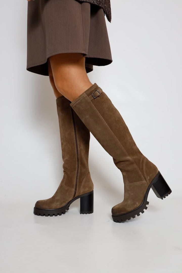 BOTA ALTA TAUPE CON TACÓN I04