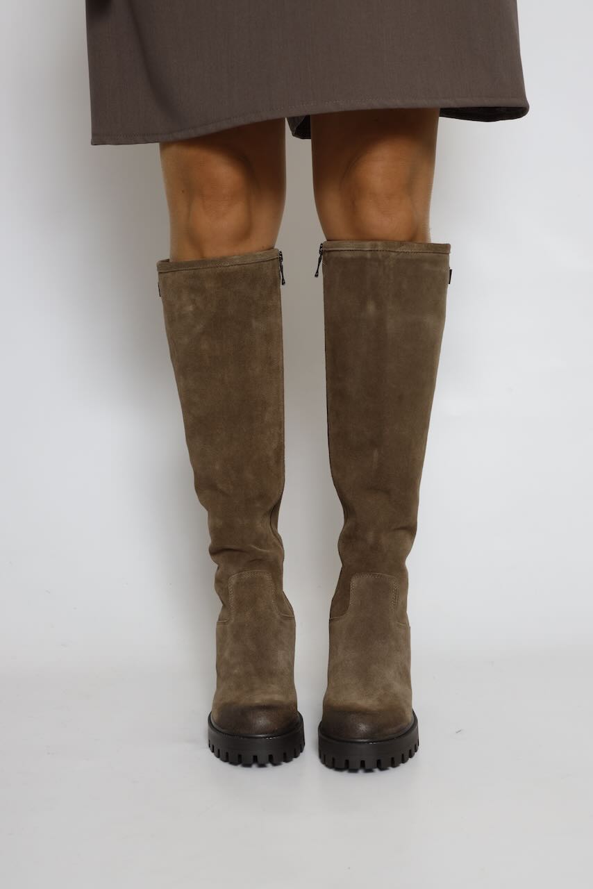 BOTA ALTA TAUPE CON TACÓN I04