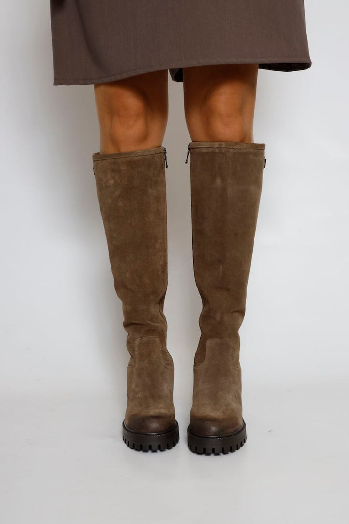 BOTA ALTA TAUPE CON TACÓN I04