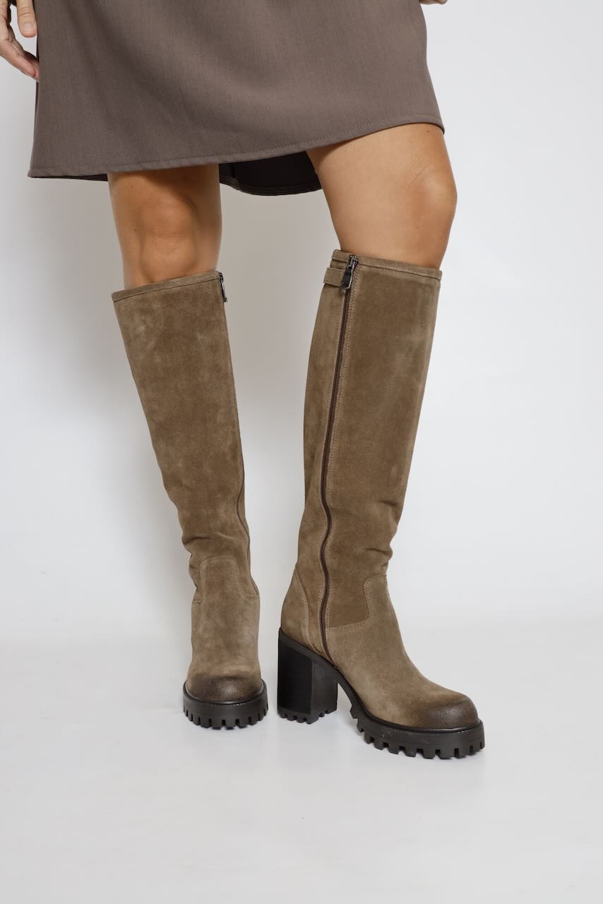 BOTA ALTA TAUPE CON TACÓN I04