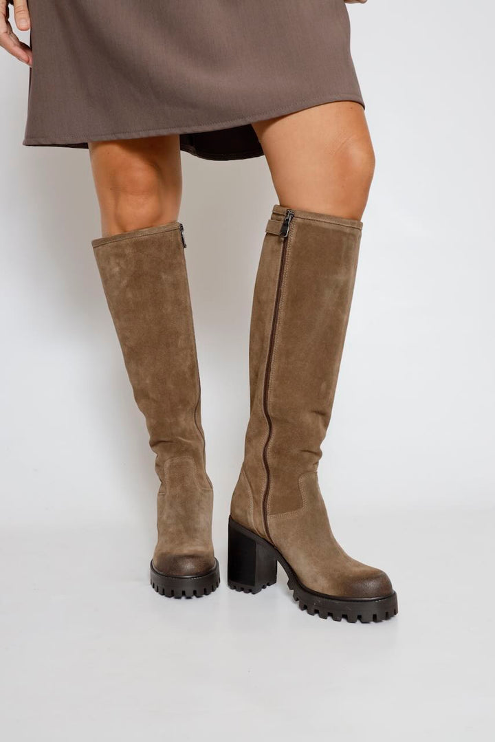 BOTA ALTA TAUPE CON TACÓN I04