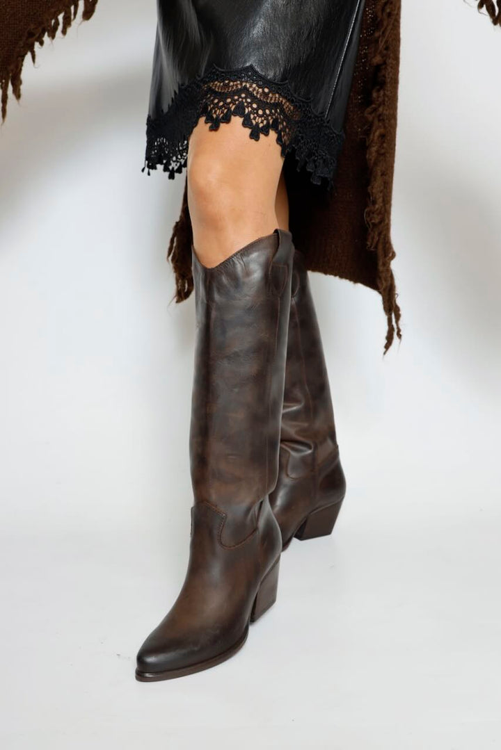 BOTA ALTA ESTILO COWBOY EN PIEL ENVEJECIDA MARRÓN 605