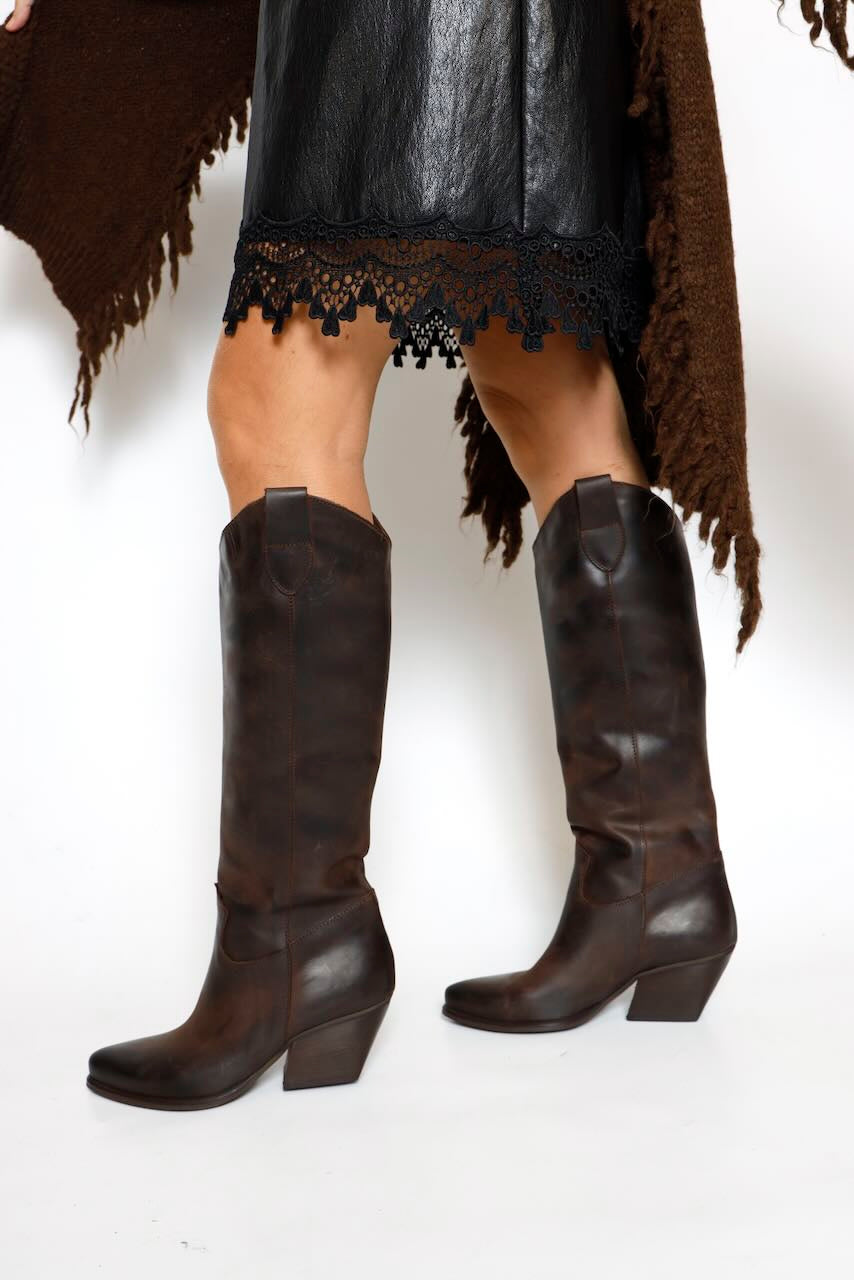 BOTA ALTA ESTILO COWBOY EN PIEL ENVEJECIDA MARRÓN 605