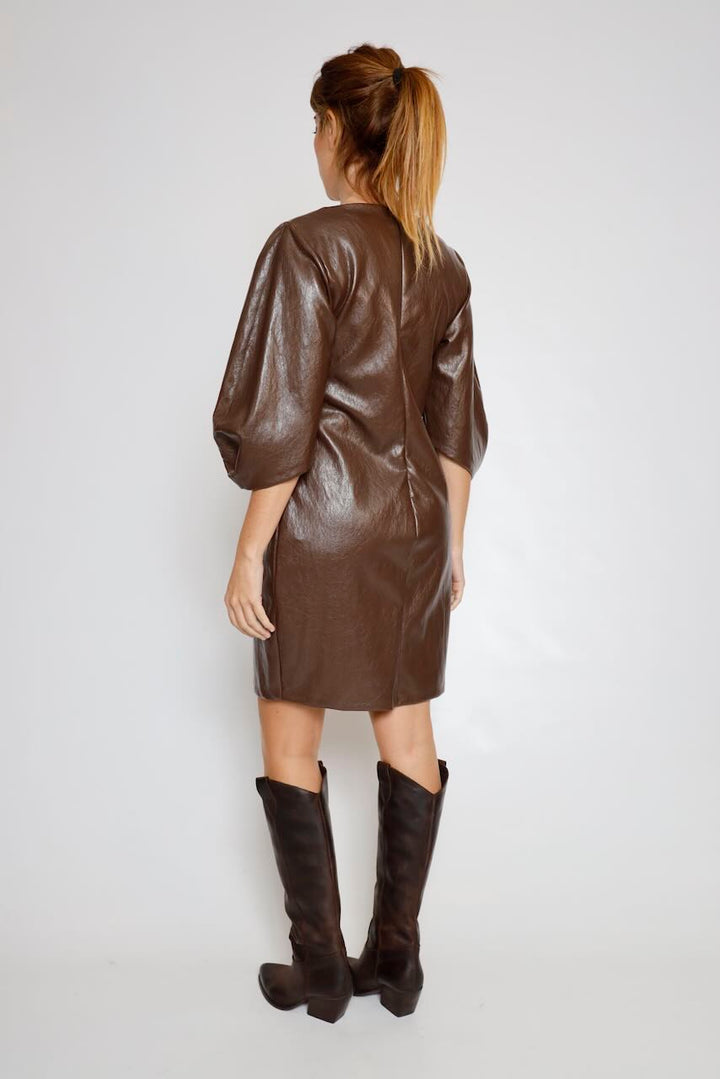 VESTIDO EFECTO PIEL MARRÓN  A26ES719