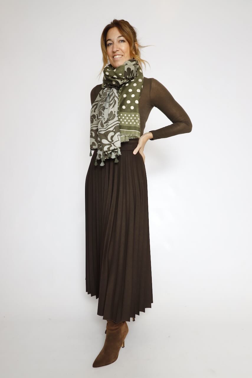 PAÑUELO MAXI COMBINADO EN TONO MILITAR CON BORLAS 322600121