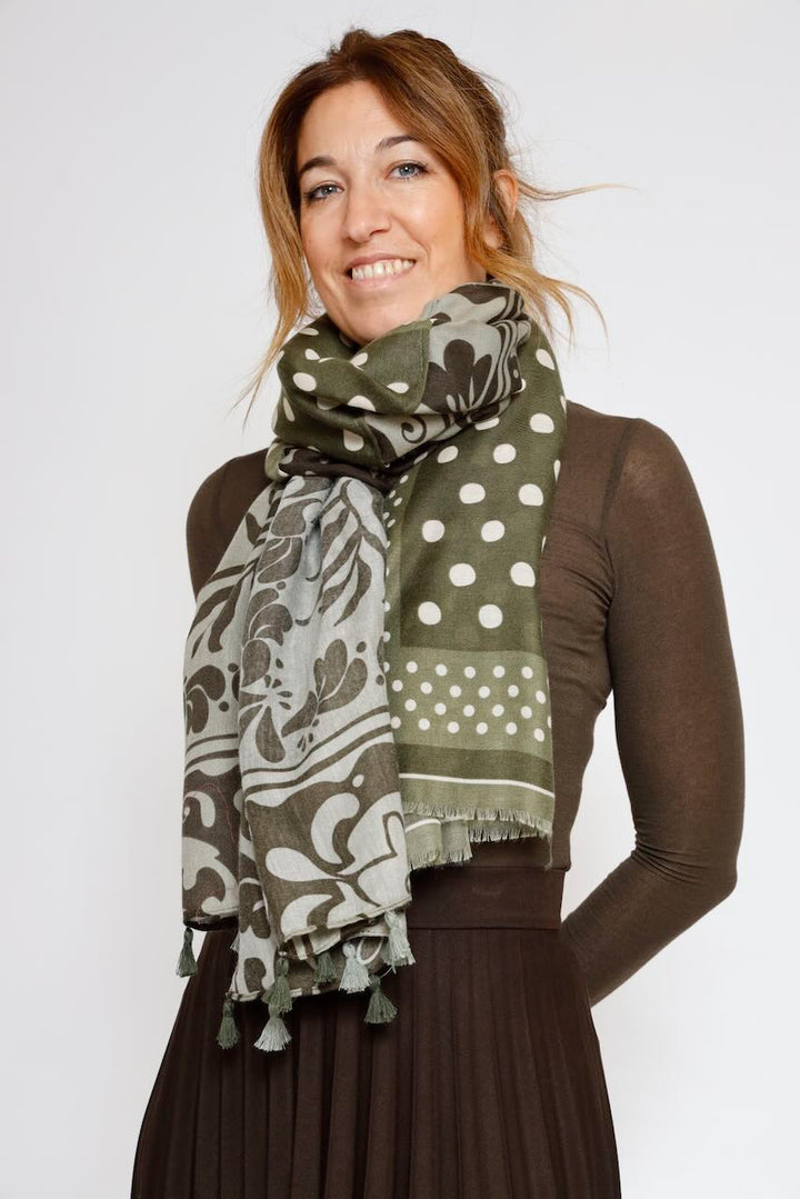PAÑUELO MAXI COMBINADO EN TONO MILITAR CON BORLAS 322600121