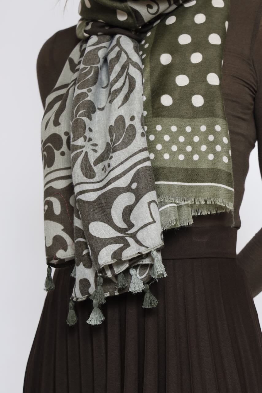 PAÑUELO MAXI COMBINADO EN TONO MILITAR CON BORLAS 322600121