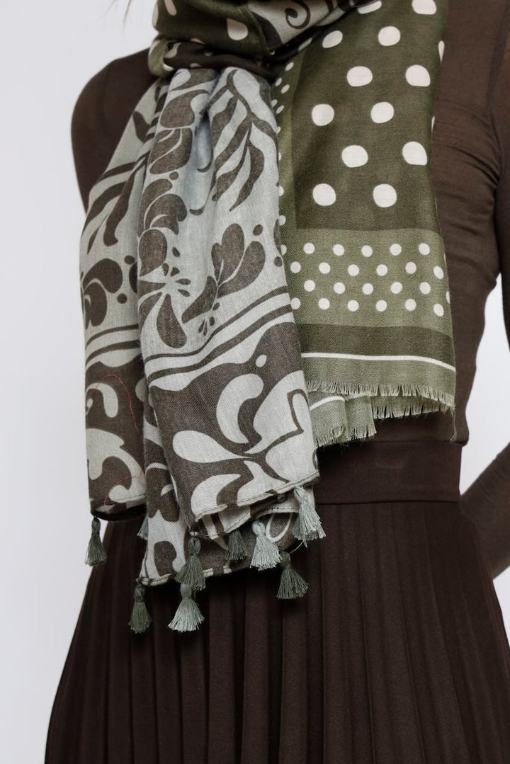 PAÑUELO MAXI COMBINADO EN TONO MILITAR CON BORLAS 322600121