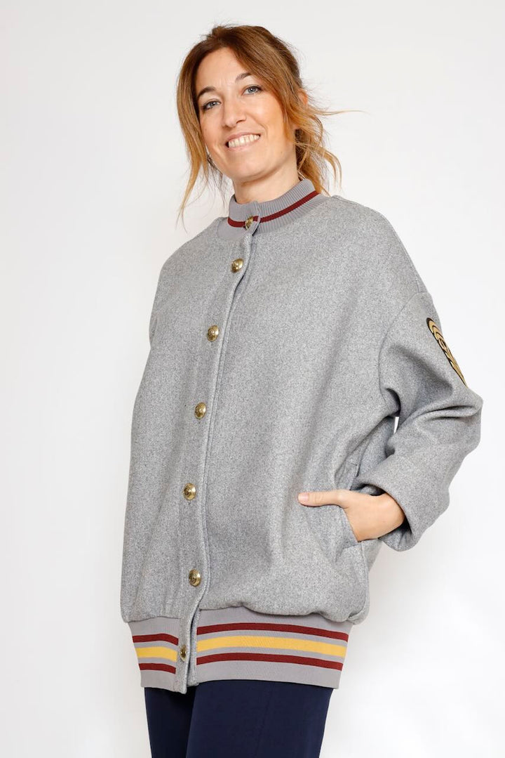 CHAQUETA ESTILO BOMBER GRIS 26IB145
