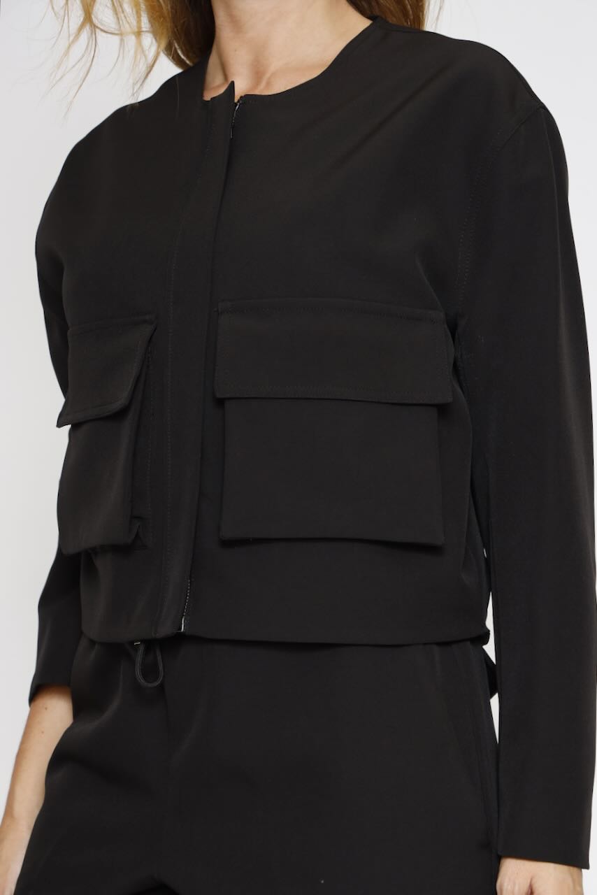 CHAQUETA CORTA CON BOLSILOS 54-1020-NEGRO