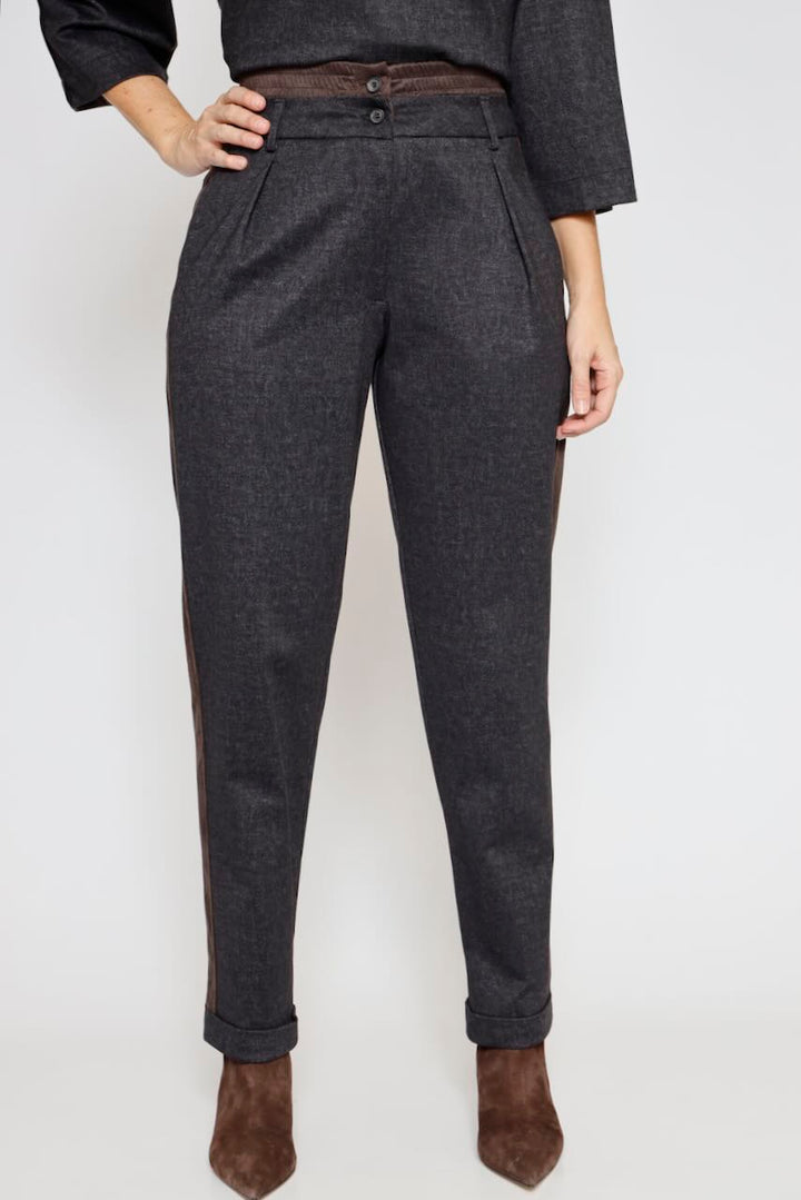 Pantalones con detalles efecto ante y bajos vueltos 54-5026-NEGRO