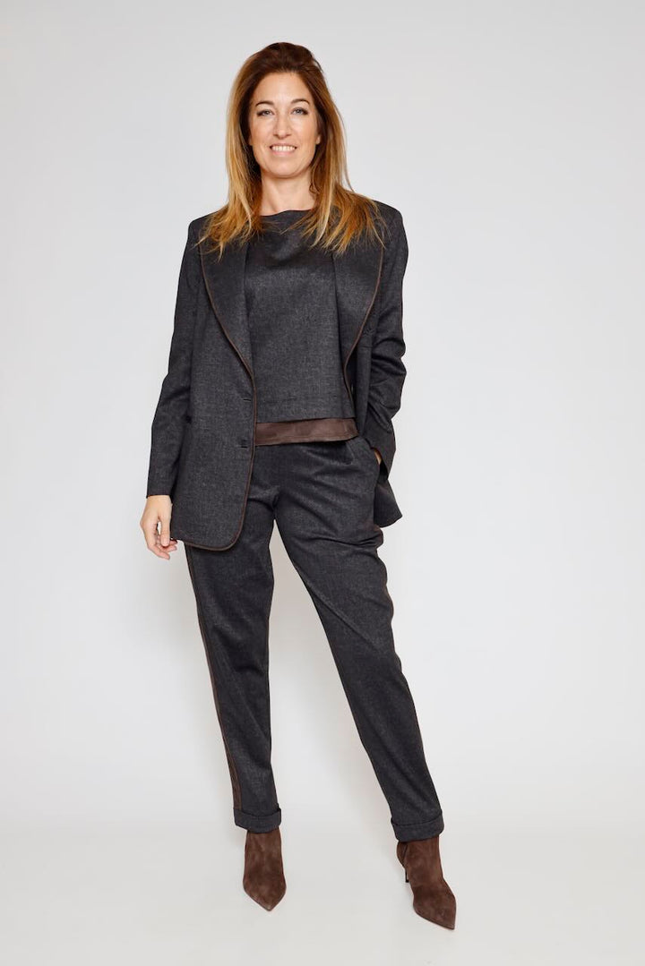 Pantalones con detalles efecto ante y bajos vueltos 54-5026-NEGRO