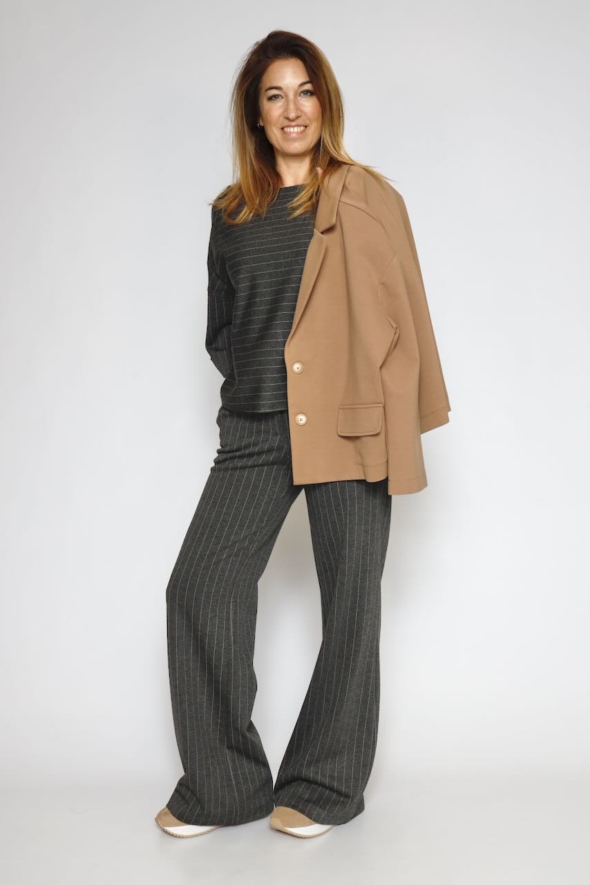 Blusa de rayas con escote barco 54-2140-CAMEL/GRIS