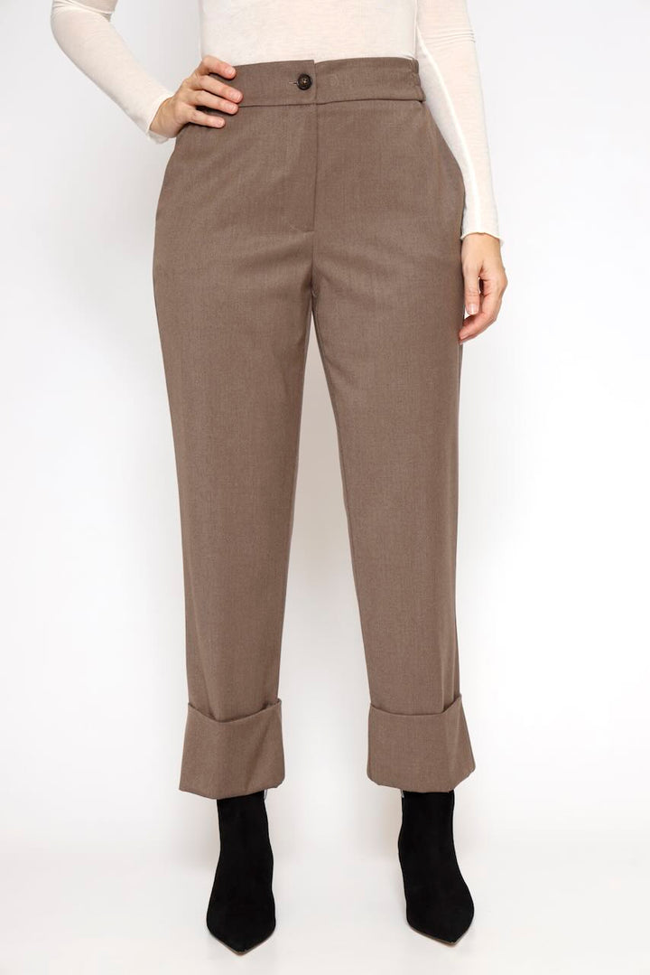 Pantalones de cintura alta con dobladillos vueltos 54-5068-CAFE