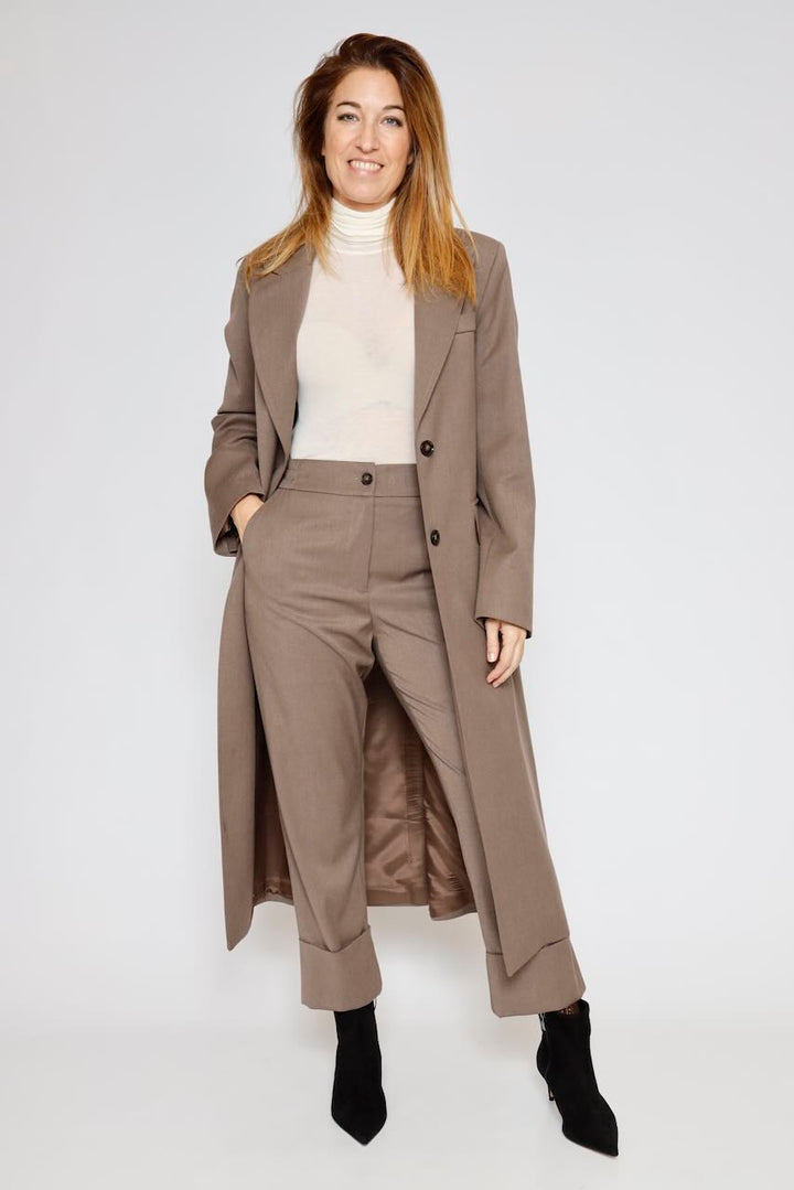 Pantalones de cintura alta con dobladillos vueltos 54-5068-CAFE