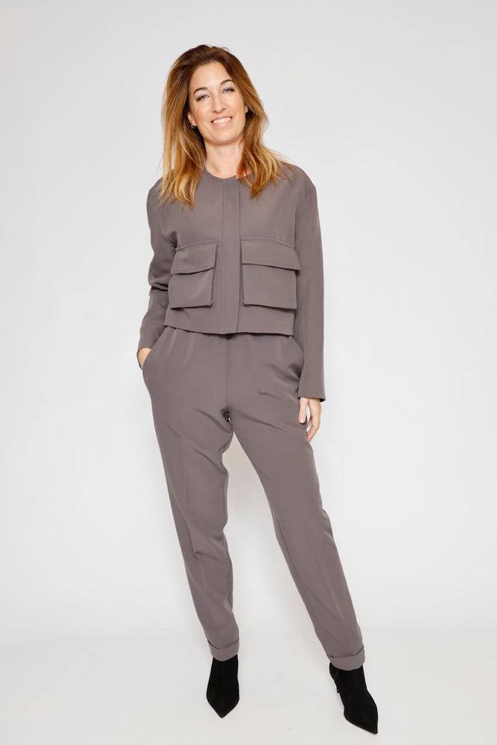 CHAQUETA CORTA CON BOLSILLOS 54-1020-TAUPE