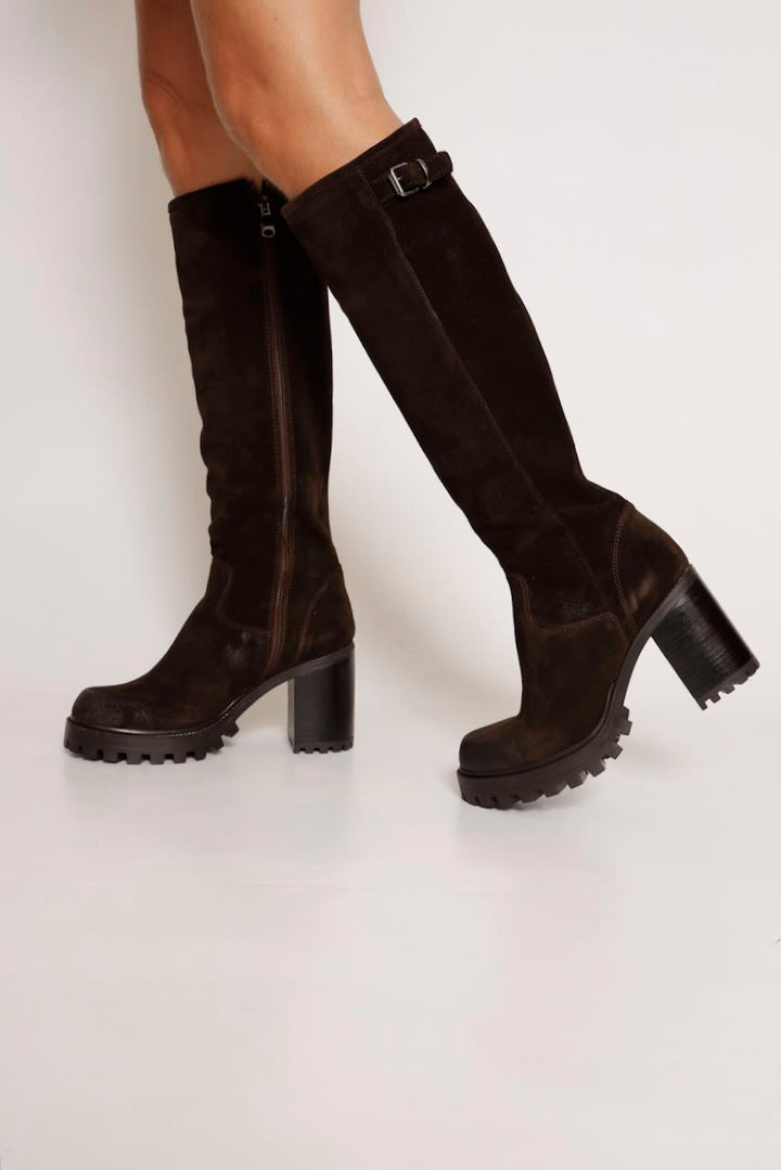 BOTA ALTA MARRÓN OSCURO CON TACÓN  I04