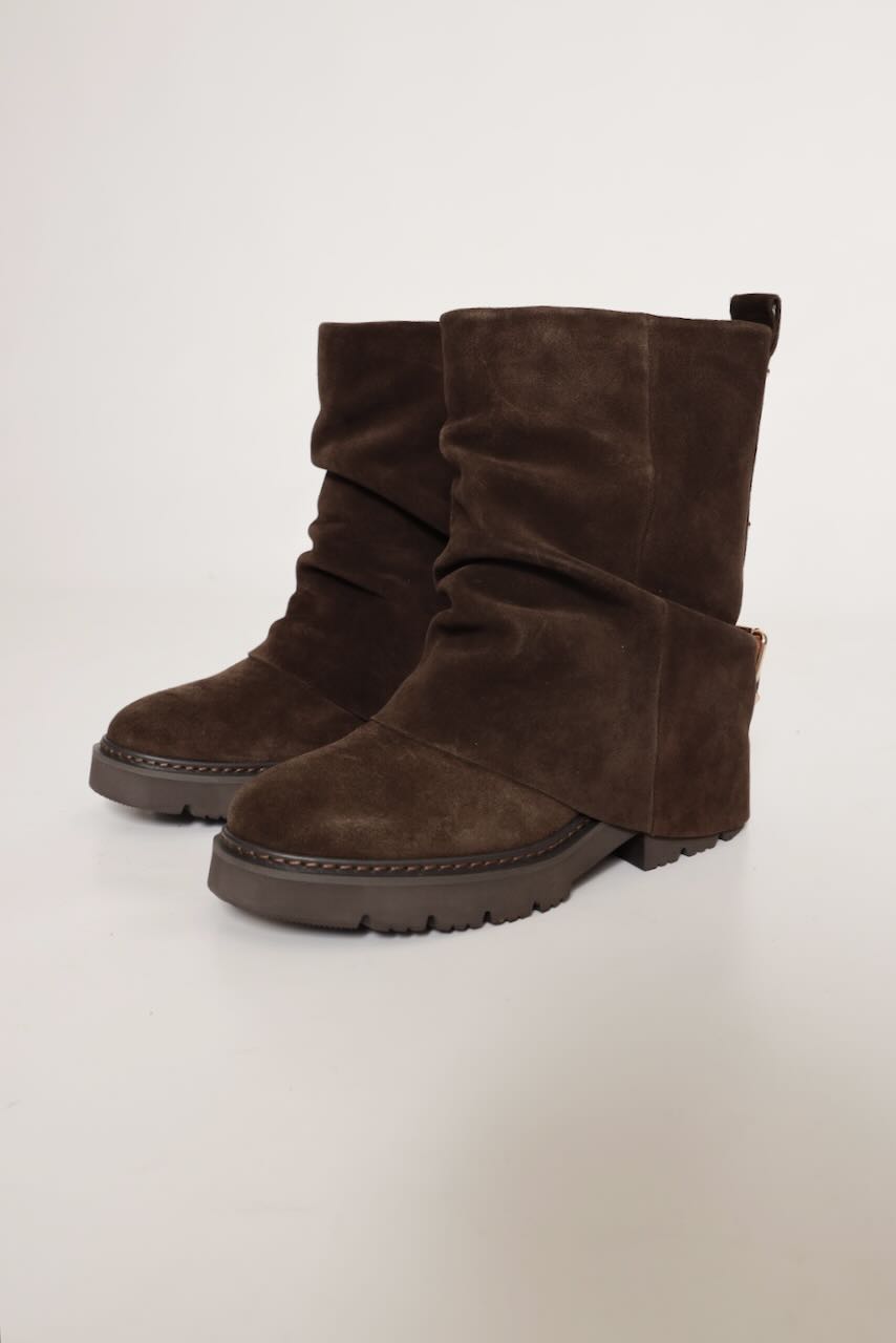 BOTIN  MARRON TACHUELAS Y HEBILLA  I260885