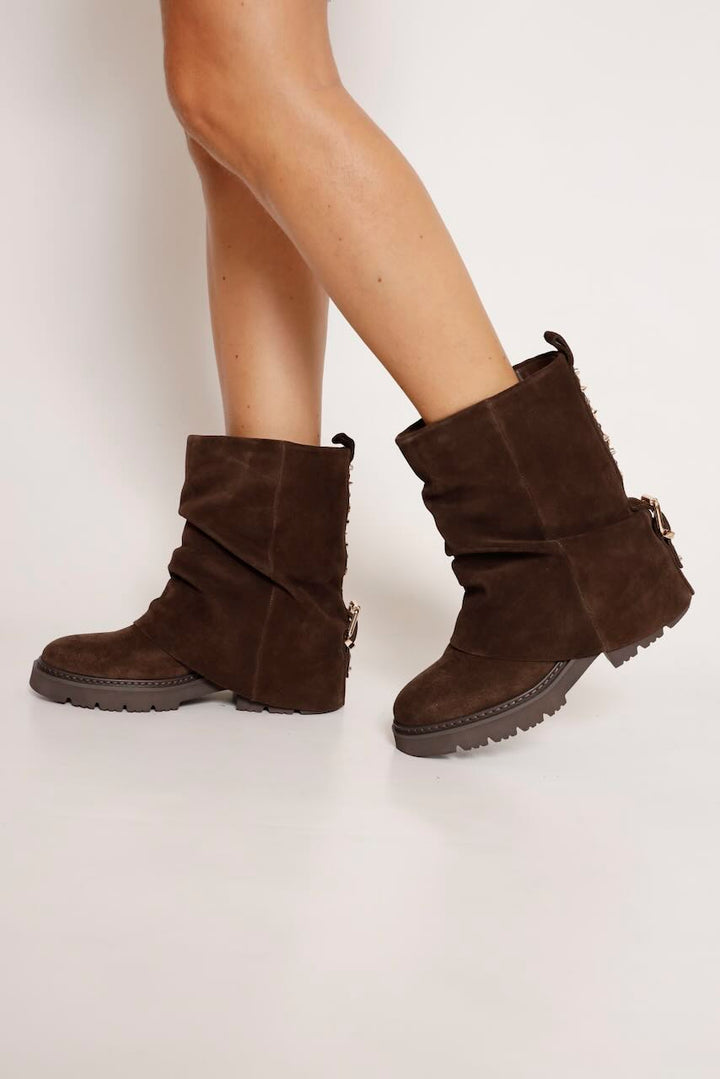 BOTIN  MARRON TACHUELAS Y HEBILLA  I260885