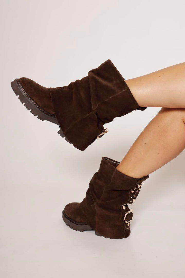 BOTIN  MARRON TACHUELAS Y HEBILLA  I260885