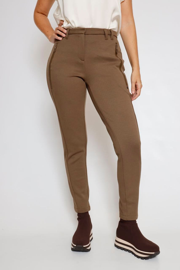 PANTALÓN DE CORTE ENTALLADO MARRÓN CHIARA