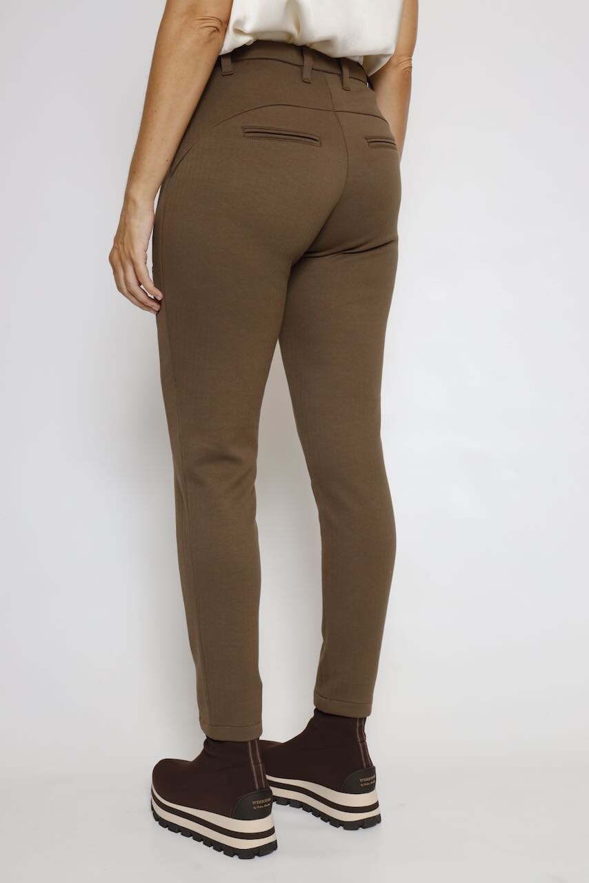 PANTALÓN DE CORTE ENTALLADO MARRÓN CHIARA
