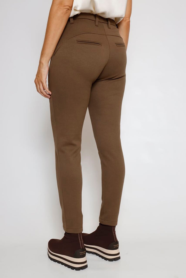 PANTALÓN DE CORTE ENTALLADO MARRÓN CHIARA