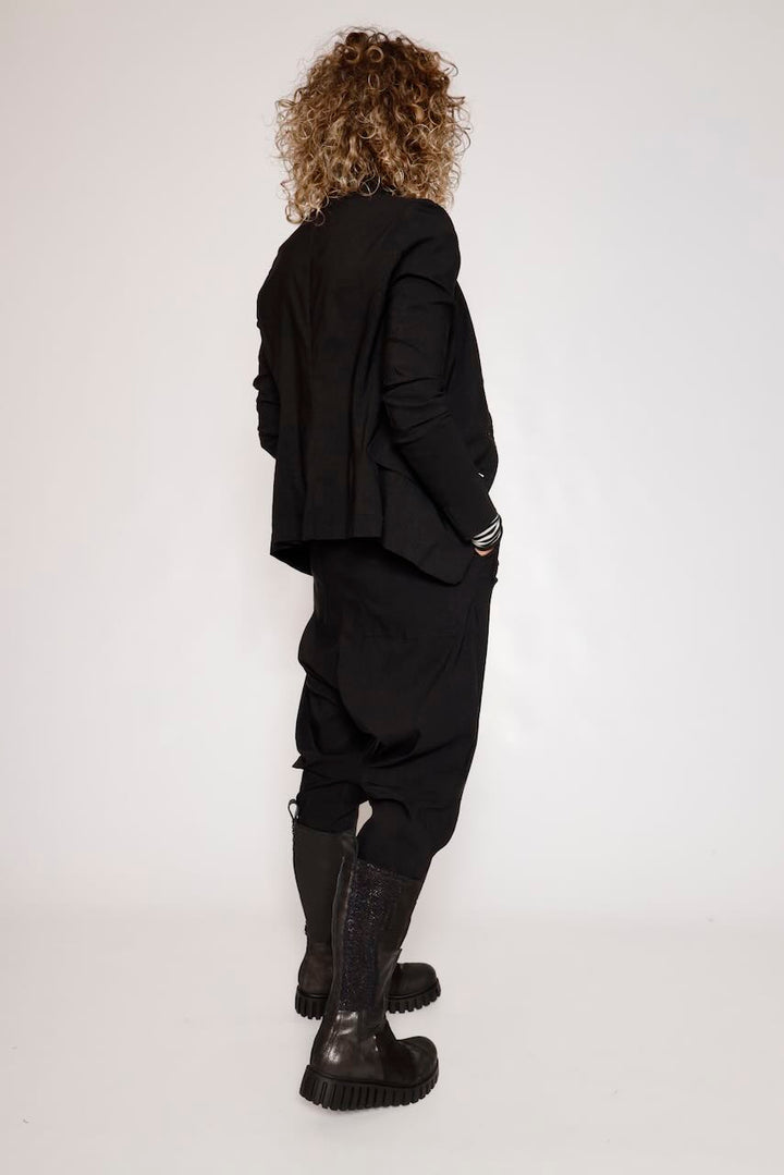 PANTALÓN NEGRO CON BOLSILLOS ESTRUCTURADOS 3440122