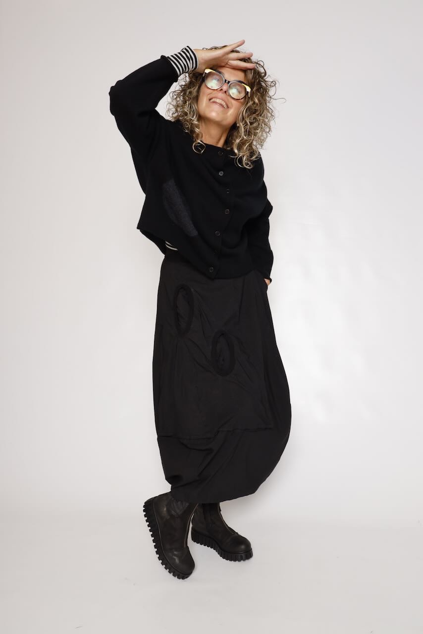 FALDA MIDI NEGRA CON BOLSILLO LATERAL 3440315
