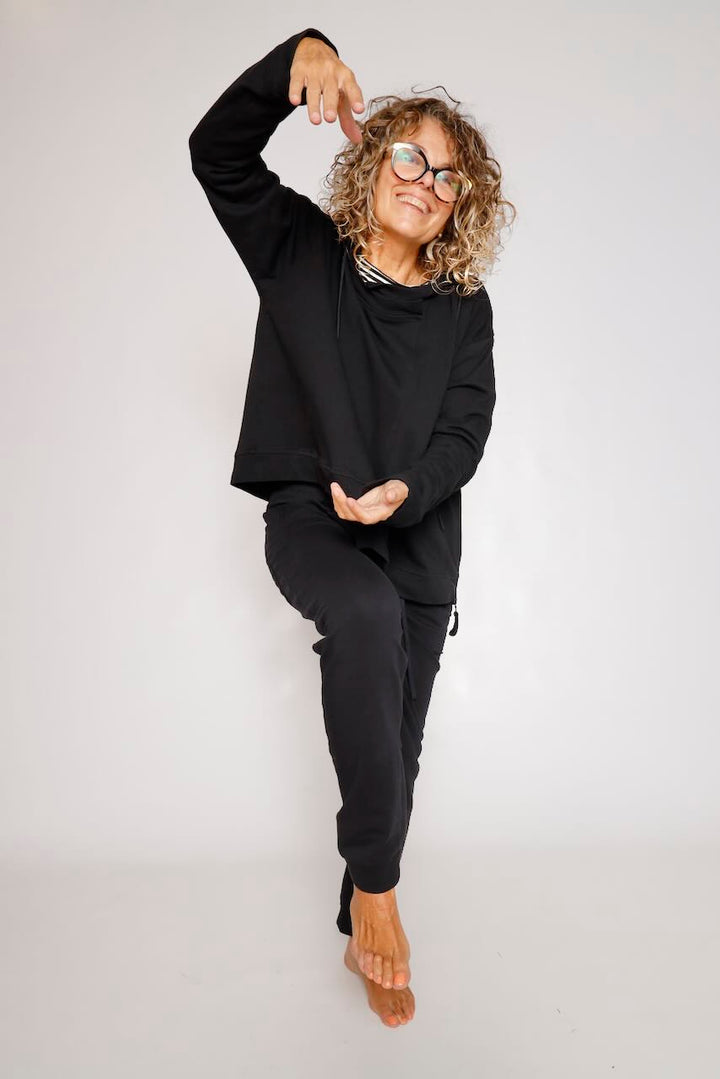 SUDADERA NEGRA CON CAPUCHA Y CREMALLERA 3290509