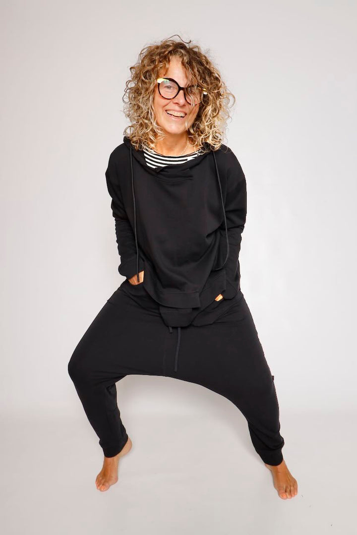 SUDADERA NEGRA CON CAPUCHA Y CREMALLERA 3290509