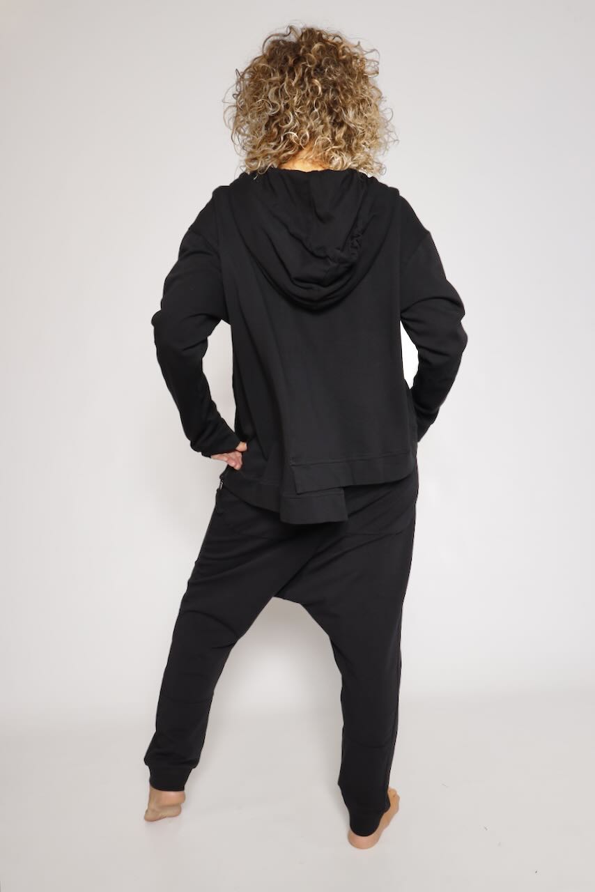 SUDADERA NEGRA CON CAPUCHA Y CREMALLERA 3290509