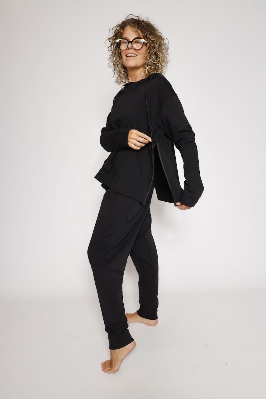 SUDADERA NEGRA CON CAPUCHA Y CREMALLERA 3290509