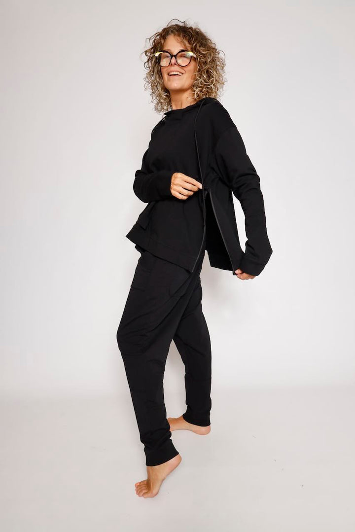 SUDADERA NEGRA CON CAPUCHA Y CREMALLERA 3290509