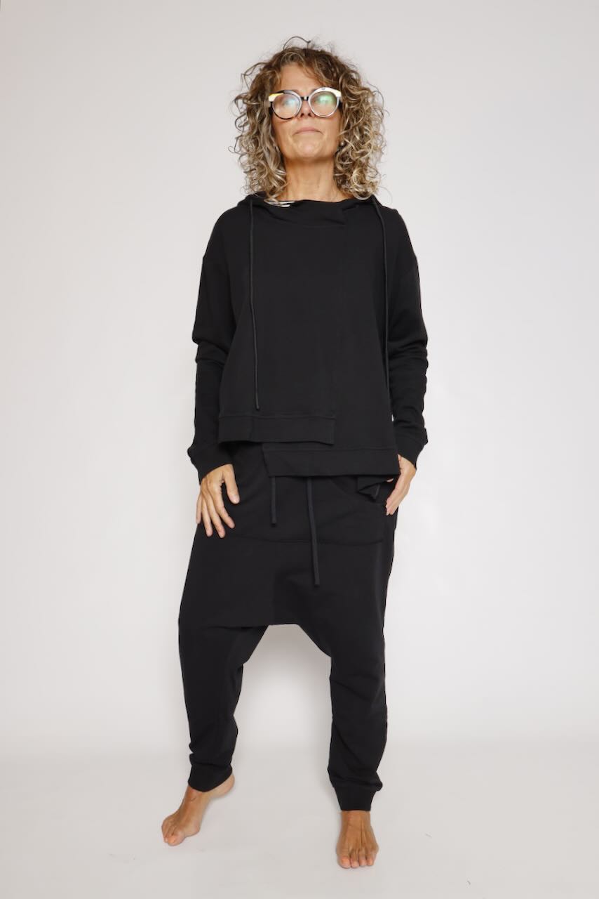 SUDADERA NEGRA CON CAPUCHA Y CREMALLERA 3290509