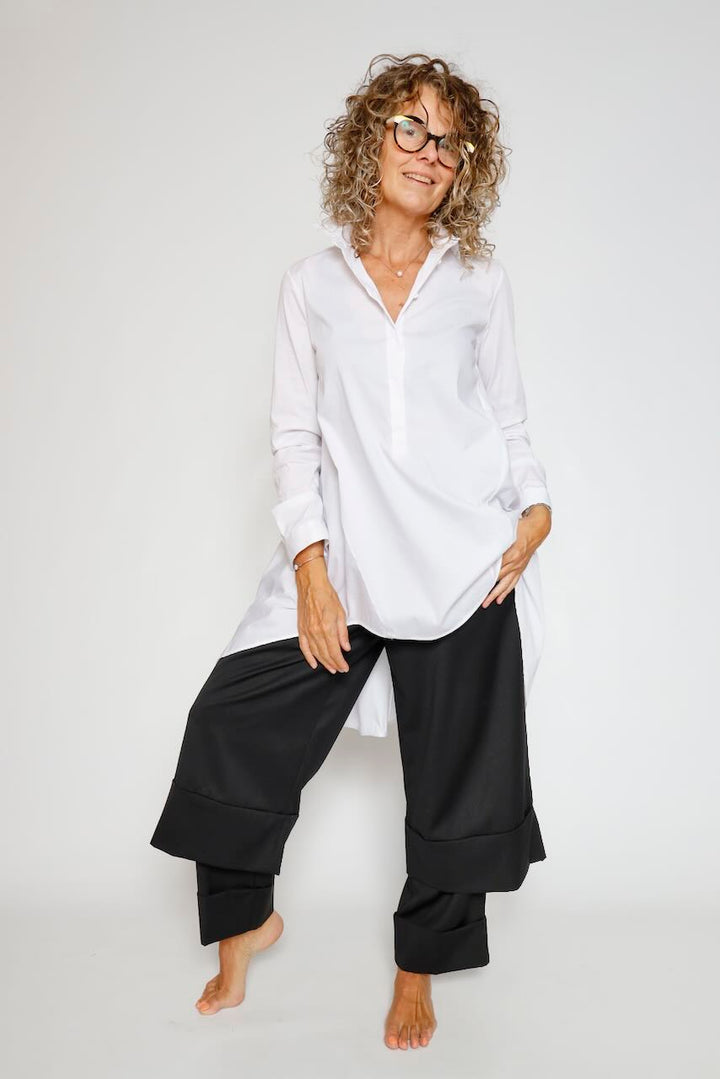 PANTALÓN NEGRO CON BAJO SUPERPUESTO A6BM6797