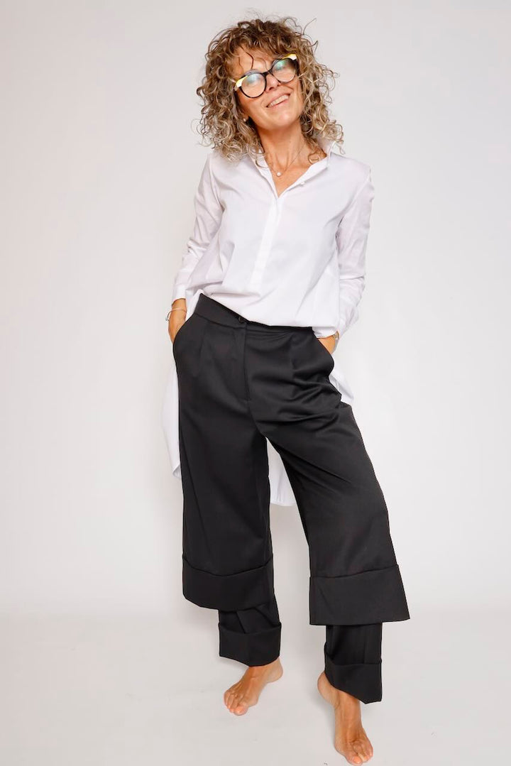 PANTALÓN NEGRO CON BAJO SUPERPUESTO A6BM6797