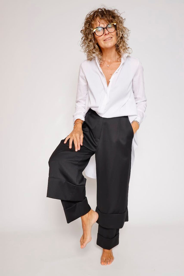 PANTALÓN NEGRO CON BAJO SUPERPUESTO A6BM6797