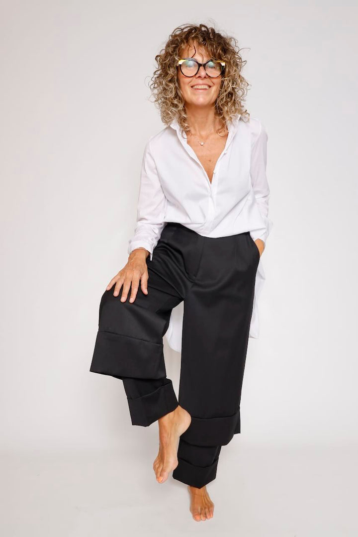 PANTALÓN NEGRO CON BAJO SUPERPUESTO A6BM6797