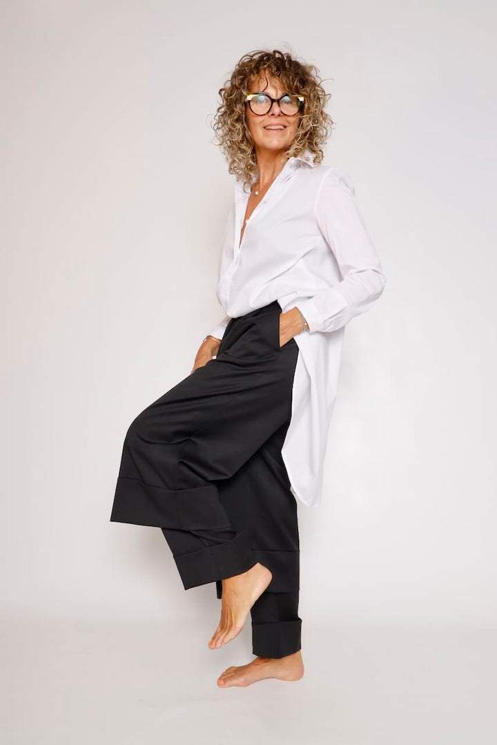 PANTALÓN NEGRO CON BAJO SUPERPUESTO A6BM6797