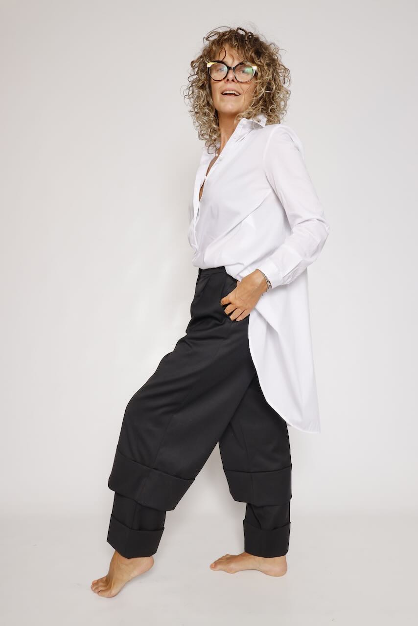 PANTALÓN NEGRO CON BAJO SUPERPUESTO A6BM6797