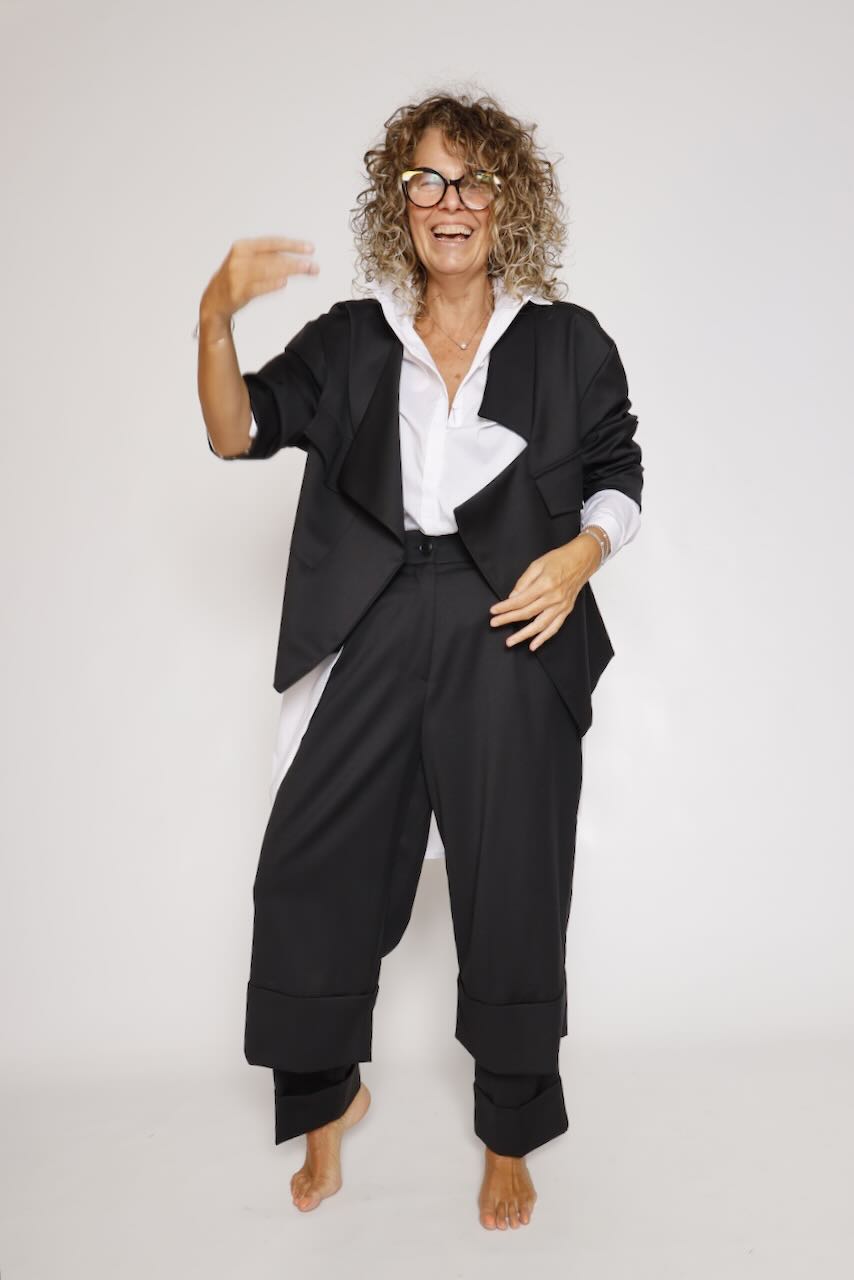 PANTALÓN NEGRO CON BAJO SUPERPUESTO A6BM6797