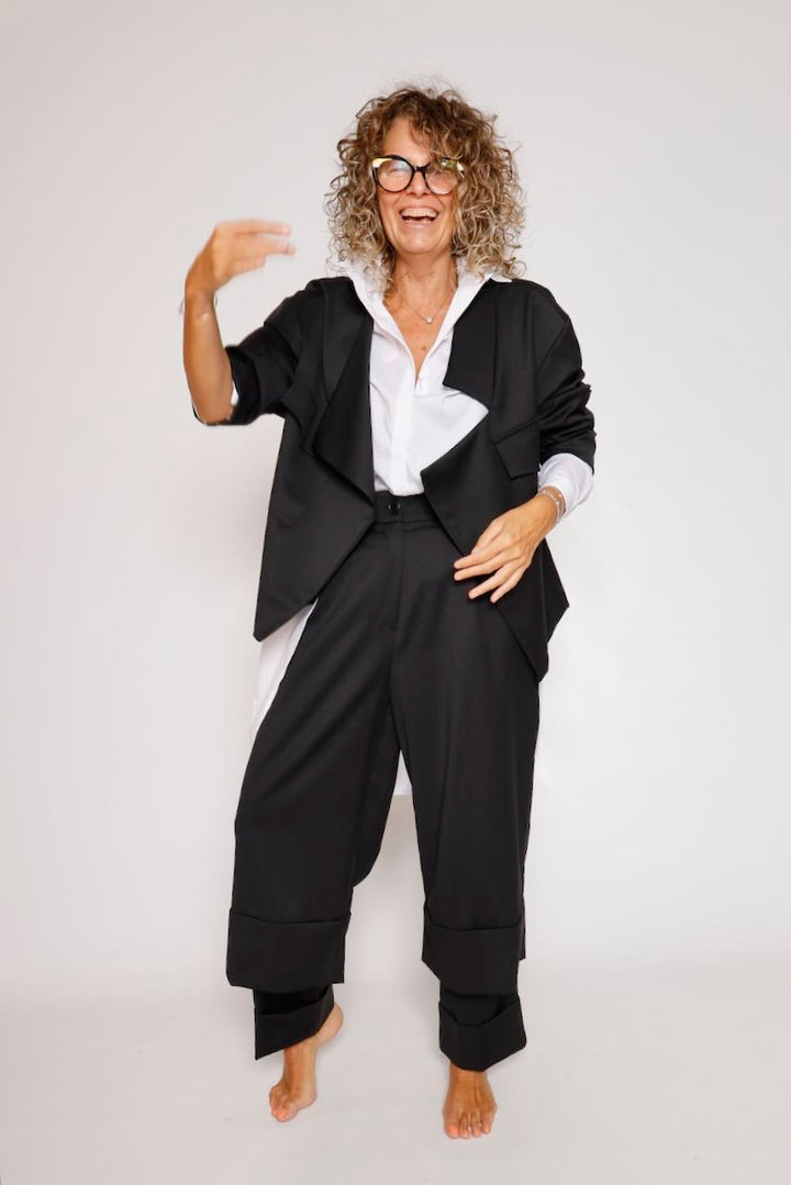 PANTALÓN NEGRO CON BAJO SUPERPUESTO A6BM6797