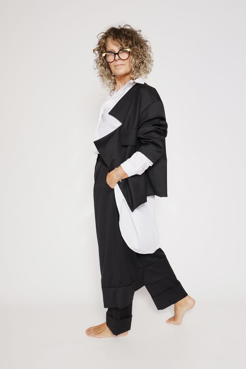 PANTALÓN NEGRO CON BAJO SUPERPUESTO A6BM6797